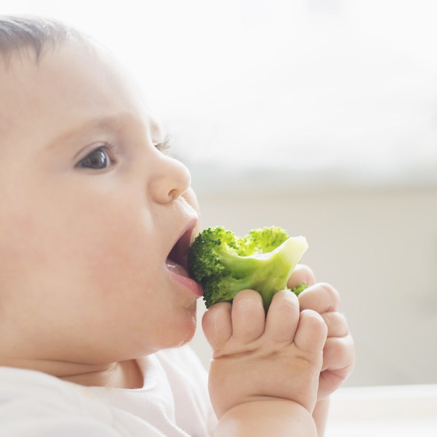 bebelus care mananca un broccoli